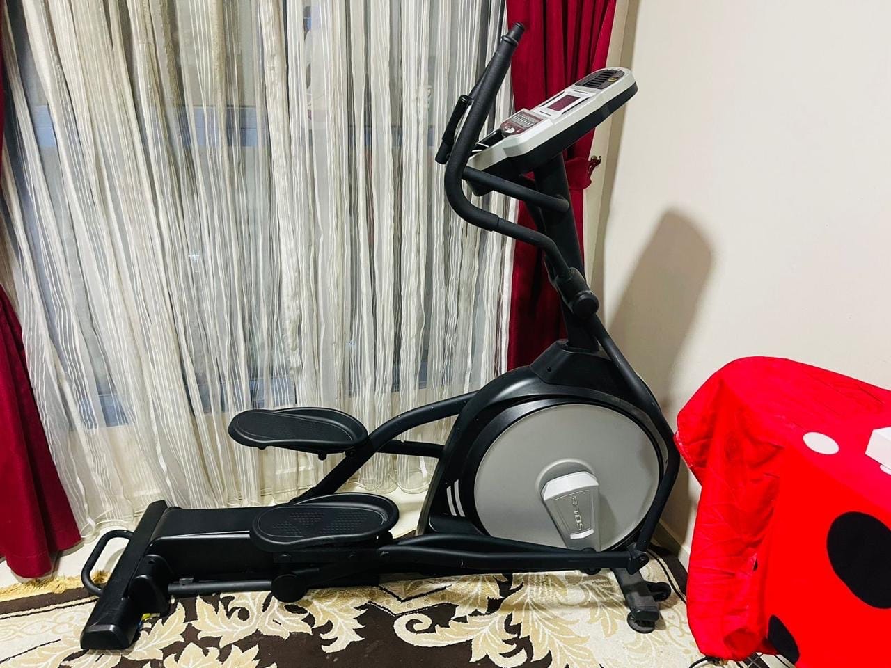 Elliptical cross trainer