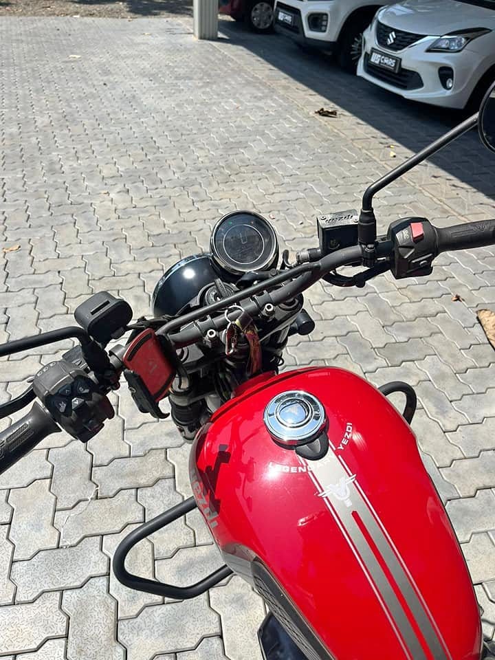 Yezdi scrambler 2023