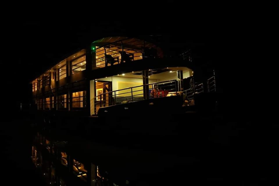 Houseboat – Overnight