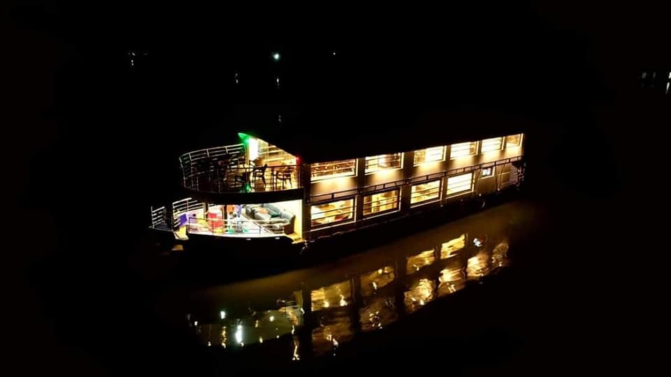 Houseboat – Overnight