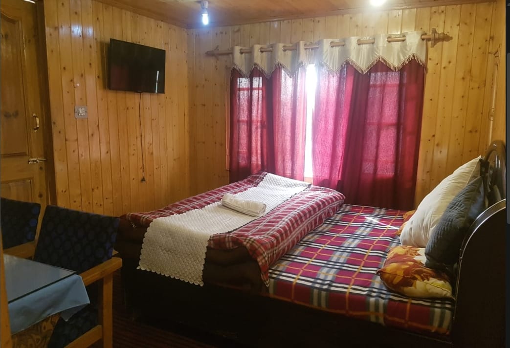 Super Deluxe Double Bedroom – The Sarwah Hotel