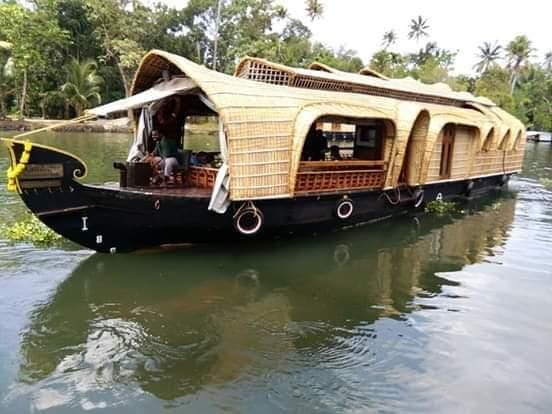 HOUSEBOAT PACKAGES