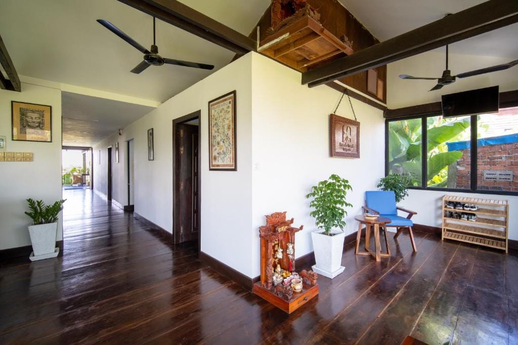 Pomelo Travel Outpost Hotel