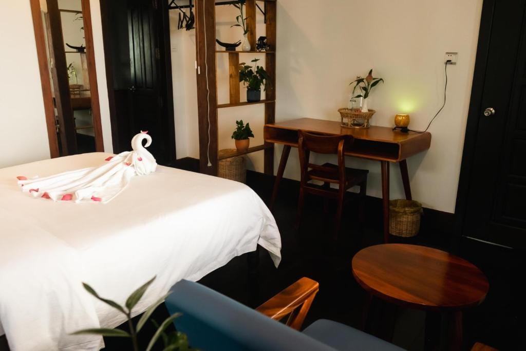Pomelo Travel Outpost Hotel